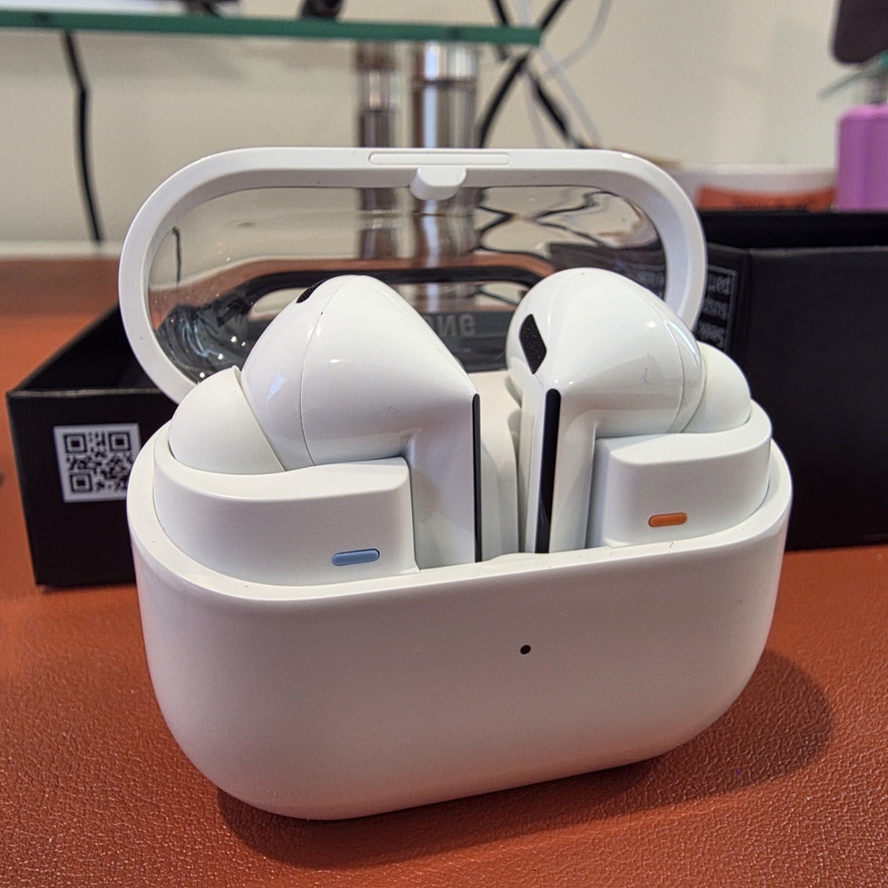 Samsung Galaxy Buds3 Pro - White - Picture 4 of 6